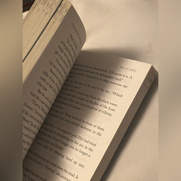 -Book- “The Isle of the Lost”- - Picture 6 of 9